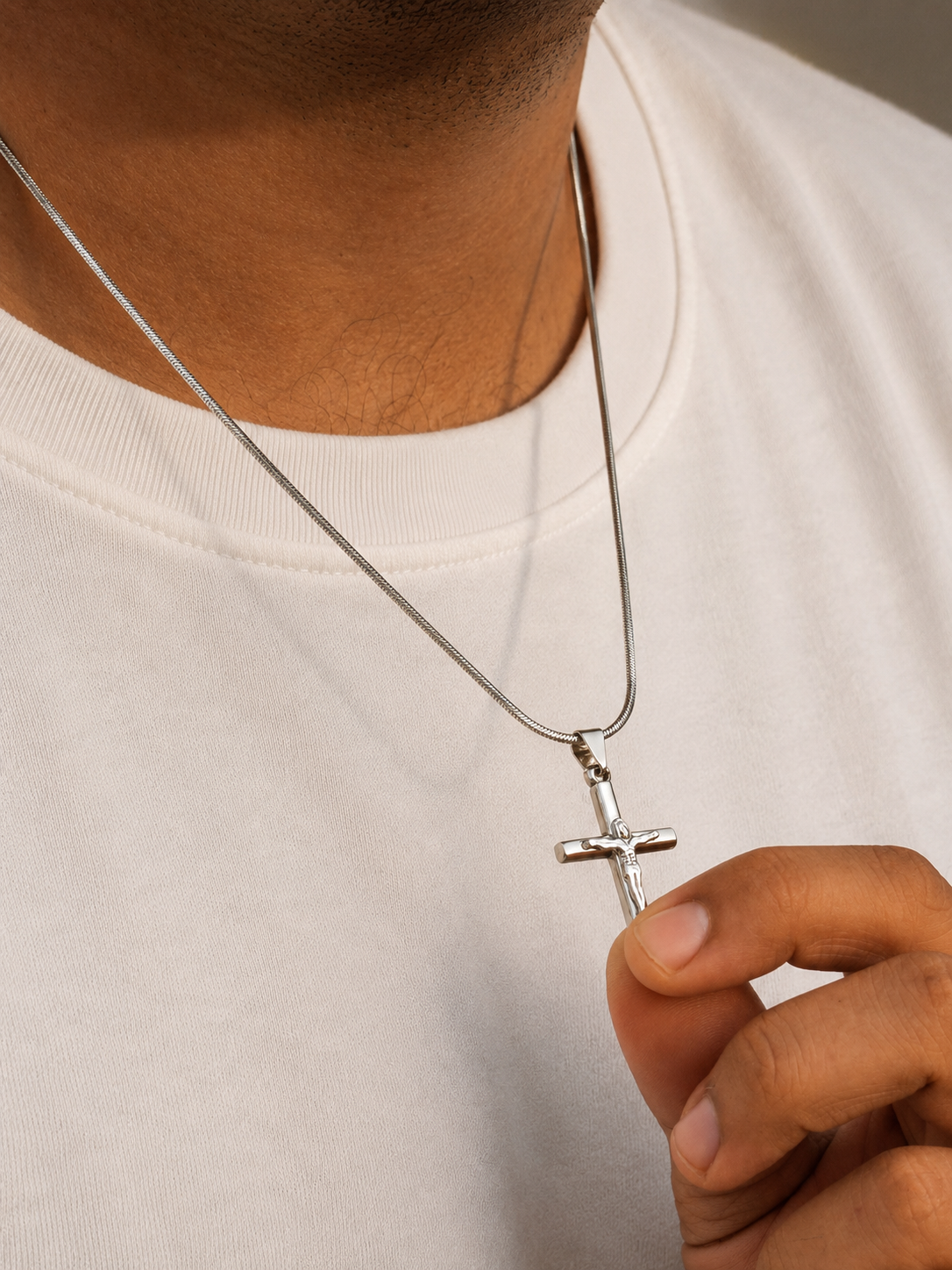 Cross pendant necklace